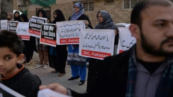 باكستانيون شيعة يتظاهرون استنكارا لهجوم على مسجد لهم في اسلام اباد 
