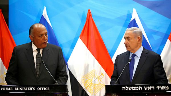 وزير الخارجية المصري سامح شكري (يسار) ورئيس الوزراء الإسرائيلي بنيامين نتنياهو 
