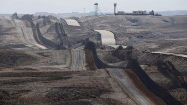 منظر عام للحدود يبين سياج حدودي بين إسرائيل وشبه جزيرة سيناء
