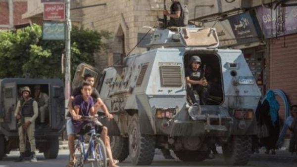 مجندون مصريون يحرسون شارعا في مدينة العريش 
