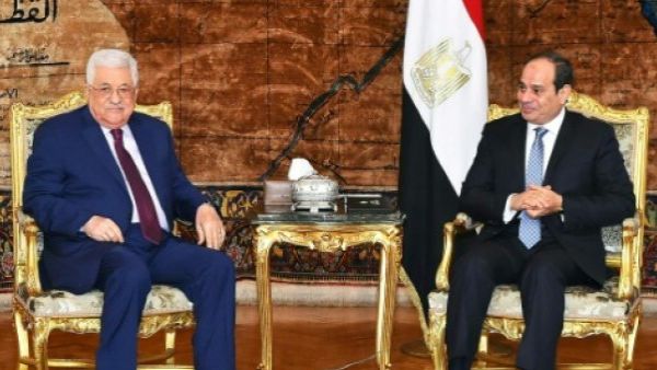 الرئيس المصري عبد الفتاح السياسي مع نظيره الفلسطيني محمود عباس خلال لقاء جمعهما في القاهرة 
