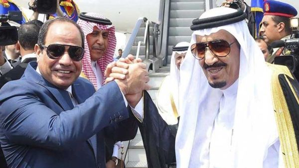 ارشيف/ الرئيس المصري عبدالفتاح السيسي (يسار) والعاهل السعودي الملك سلمان بن عبدالعزيز خلال زيارة الاخير للقاهرة