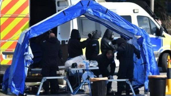 محققو الشرطة بلباس واق في قرية دارينغتون القريبة من سالزبري في اطار التحقيقات في تسميم جاسوس روسي سابق

