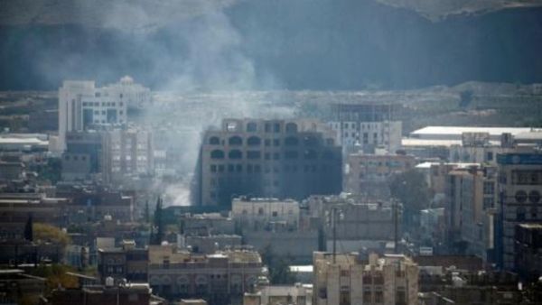 تصاعد الدخان خلف مبنى في العاصمة اليمنية صنعاء

