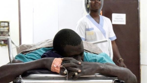 أحد ضحايا الاعتداء الذي نفذه مسلحون في غابة بايوت في مستشفى في كبرى مدن المنطقة زيكينغور في جنوب السنغال

