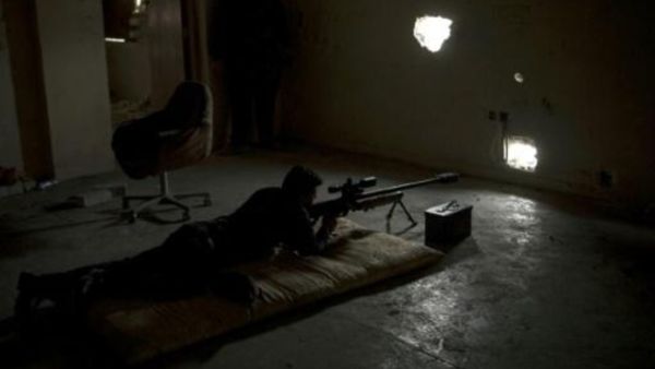 قناص من الشرطة الاتحادية العراقية يصوب سلاحه باتجاه عناصر من تنظيم الدولة الاسلامية في غرب الموصل

