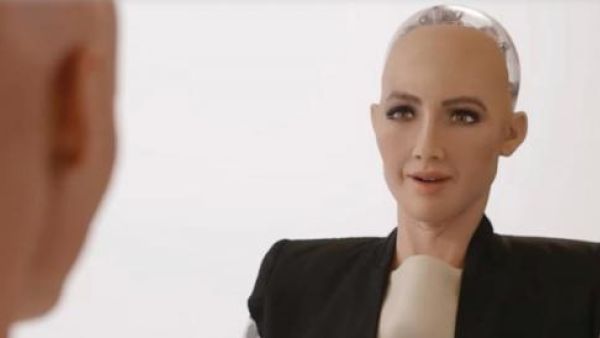صوفيا'، أول روبوت بالعالم يُمنح الجنسية السعودية وجواز السفر السعودي