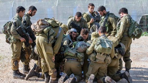 مستوطنون يهاجمون قرية فلسطينية