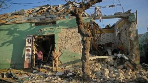 مبنى مدمر في العاصمة الصومالية مقديشو بفعل تفجير سيارة مفخخة
