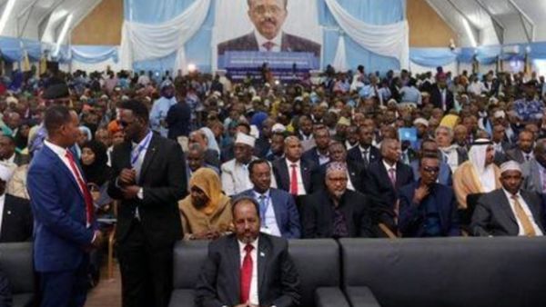 الرئيس الصومالي المنتهية ولايته حسن شيخ محمود يحضر مراسم تنصيب الرئيس الجديد في مقديشو يوم الأربعاء

