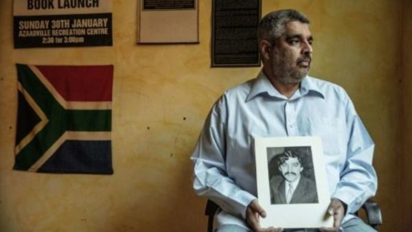 قريب يحمل صورة احمد تيمول في 25 ايار/ماي 2015 الذي كان مناضلا ضد نظام الميز العنصري وقضى في ظروف مشبوهة اثر احتجازه في مقر قيادة الشرطة بجوهانسبورغ في 1971.

