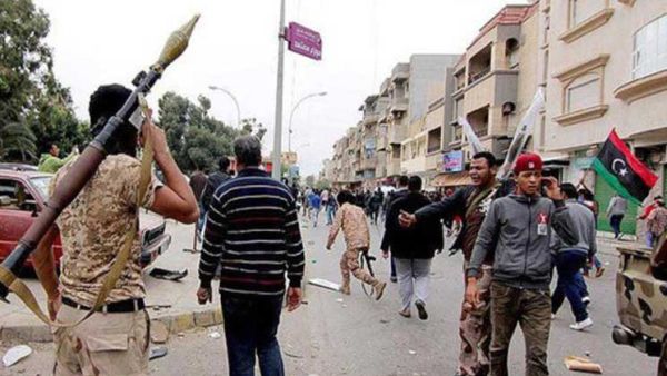 قرد يفجر معركة بين قبيلتين في جنوب ليبيا 