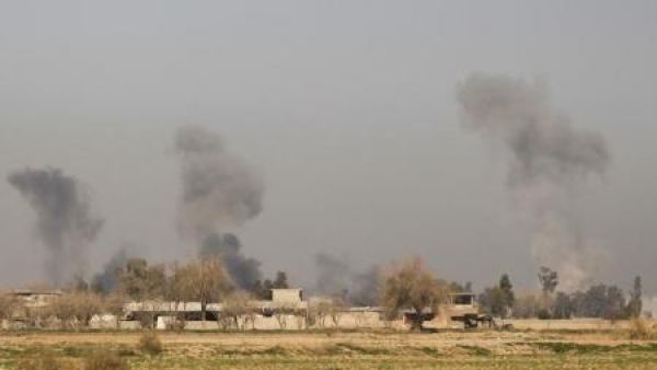 أدخنة تتصاعد خلال معركة بين قوات عراقية ومتشددين من تنظيم الدولة الإسلامية جنوب غرب الموصل
