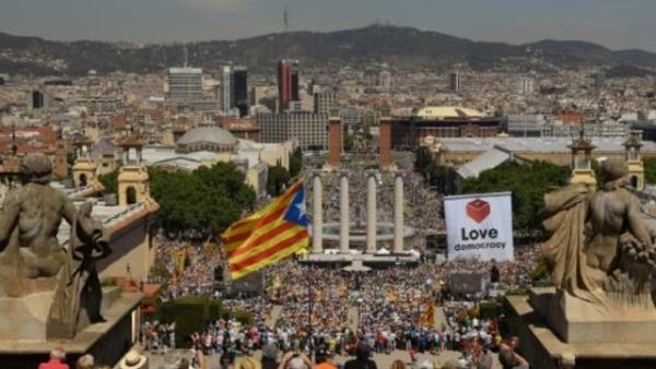 الاف المتظاهرين في برشلونة للمطالبة باجراء استفتاء على استقلال كاتالونيا
