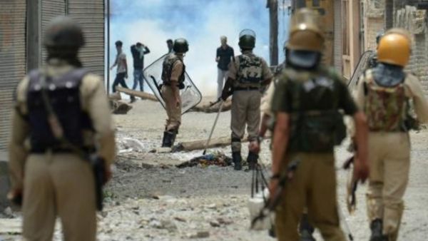 عناصر من الشرطة الهندية خلال مواجهات مع متظاهرين في سريناغار

