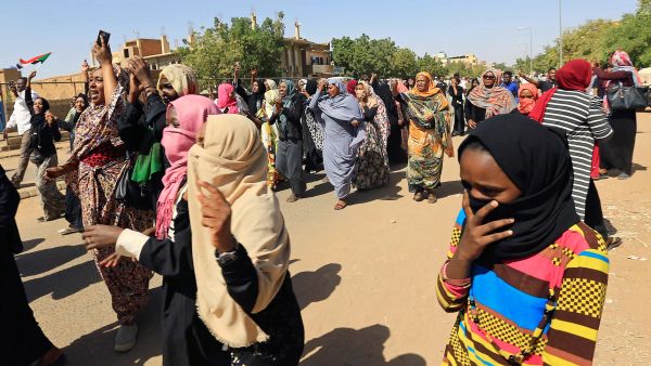 هتف المتظاهرون "حرية، سلام وعدالة" و "الحرية خيار الشعب"