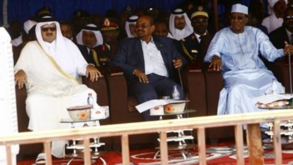 من اليمين: رئيس تشاد ادريس ديبي ونظيره السوداني عمر البشير وامير قطر الشيخ تميم بن حمد آل ثاني في دارفور في 7 ايلول/سبتمبر 2016

