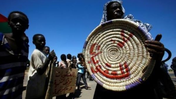 امرأة سودانية تتظاهر أمام السفارة الاميركية في الخرطوم
