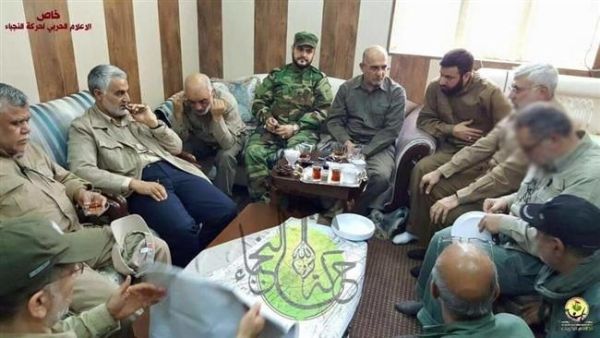 سليماني وهو يناقش معركة الفلوجة داخل غرفة عملياتها العسكرية