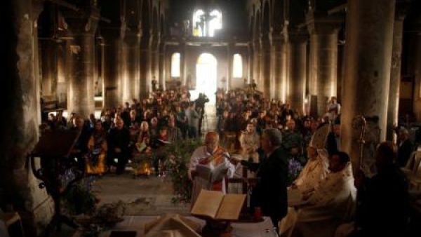 عراقيون يحتفلون بأحد السعف لأول مرة منذ ثلاث سنوات في كنيسة أحرقها تنظيم الدولة الإسلامية ببلدة قرة قوش العراقية
