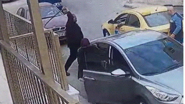 ضربه بالسيف بسبب ملامسته لمركبته 