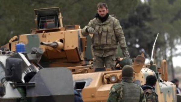 أفراد من القوات التركية ومن الجيش السوري الحر في مدينة الباب بشمال سوريا

