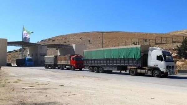 شاحنات تعبر معبر باب الهوى في سوريا
