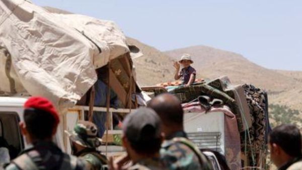 طفل من اللاجئين السوريين يعود إلى بلاده من لبنان
