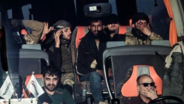 حافلة عسكرية ضمن قافلة تنقل مقاتلين سوريين تدعمهم انقرة قبل عبورها الحدود مع سوريا في محافظة هاتاي
