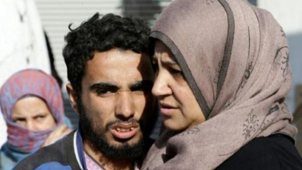 سوري من القريتين يتلقى التهاني من اقربائه
