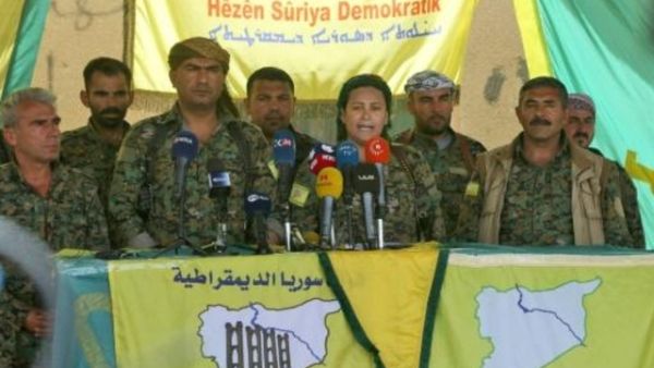 الناطقة الرسمية باسم عاصفة الجزيرة ليلوى العبدالله في مؤتمر صحافي في دير الزور في شرق سوريا

