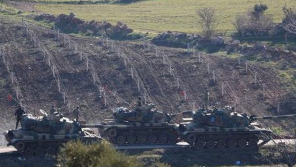 دبابات تركية بالقرب من الحدود مع سوريا

