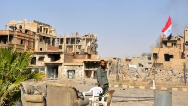 عنصر من قوات النظام السوري في احد شوارع دير الزور
