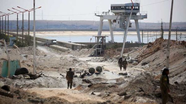 الطريق إلى سد الطبقة شاهد على ضراوة القتال بين داعش وقوات سوريا الديمقراطية
