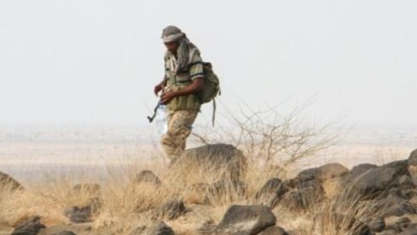 مقاتل يمني يحارب مع قوات الرئيس عبد ربه منصور هادي بالقرب من تعز

