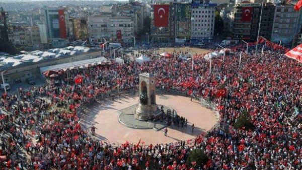 آلاف الاتراك يتجمعون في ساحة تقسيم