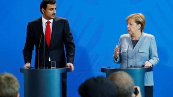 أمير قطر الشيخ تميم بن حمد آل ثاني والمستشارة الألمانية أنجيلا ميركل في مؤتمر صحفي مشترك في برلين يوم الجمعة
