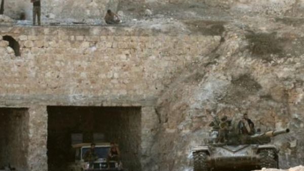 دبابة تابعة للقوات السورية متمركزة على تلة شمال خان طومان في حلب

