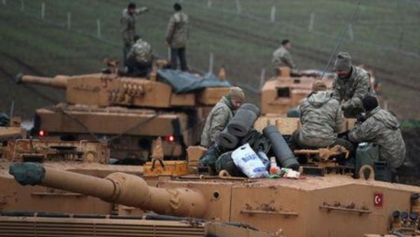 جنود يقفون فوق دبابات بالقرب من الحدود التركية السورية في إقليم هاتاي
