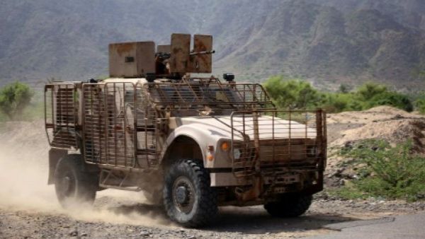 آلية مدرعة للقوات الموالية للرئيس اليمني عبد ربه منصور صالح في تعز خلال معارك مع الحوثيين
