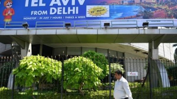 رجل هندي يمر امام اعلان عن الرحلات الجديدة المباشرة بين نيودلهي وتل ابيب في بومباي 
