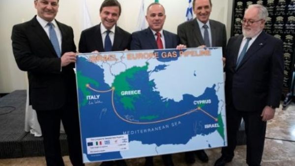 وزراء الطاقة (من اليمين) اليوناني يورغوس ستاثاكيس والاوروبي ميغيل آرياس كانيتي والاسرائيلي يوفال ستاينتيز والايطالي كارلو كاليندا والقبرصي يورغوس لاكوتريبيس خلال التوقيع على مشروع الغاز في تل ابيب

