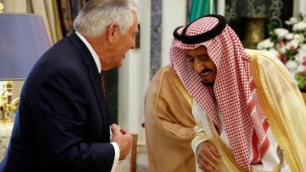 وزير الخارجية الأمريكي ريكس تيلرسون (إلى اليسار) يتحدث مع العاهل السعودي الملك سلمان بن عبد العزيز في الرياض يوم الاحد

