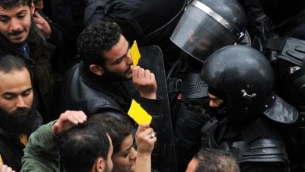 محتجون تونسيون يرفعون "ورقة صفراء" رمزا لتحذير السلطات اثناء تظاهرة احتجاج على علاء الاسعار والتقشف
