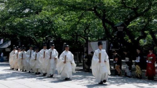 كهنة في معبد ياسوكوني في طوكيو في أيام مهرجان الربيع
