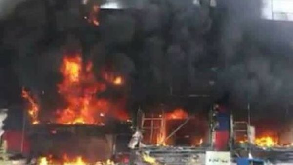 صورة تداولتها مواقع اعلام كردية وتظهر ما تقول انها نيران اضرمتها قوات الحشد في محلات تجارية لمواطنين كرد في طوزخورماتو
