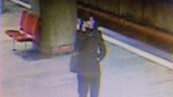 صورة ثابتة وزعتها الشرطة للمشتبه بها في الجريمة
