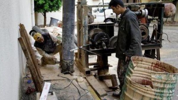 مال يحفرون آبارا في طرابلس
