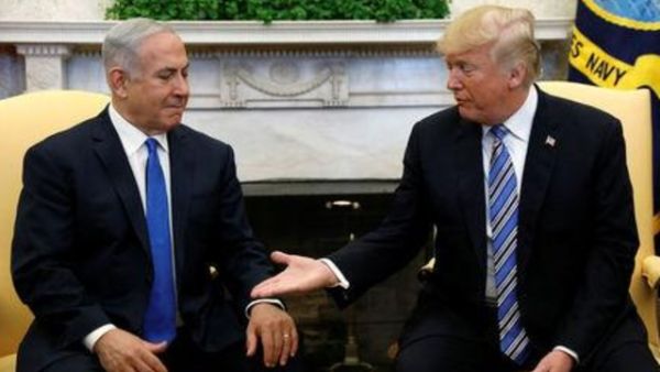 الرئيس الأمريكي دونالد ترامب (إلى اليمين) يصافح رئيس الوزراء الاسرائيلي بنيامين نتنياهو في البيت الأبيض بواشنطن يوم الاثنين
