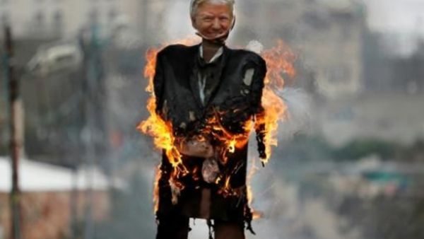 دمية محترقة تمثل الرئيس الأميركي دونالد ترامب احتجاجا علىة اعترافه بالقدس عاصمة لإسرائيل في مخيم عائدة للاجئين في مدينة بيت لحم
